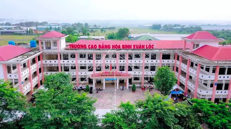 Cao Đẳng Hòa Bình Xuân Lộc là một trong các trường cao đẳng nghề Đồng Nai nổi tiếng