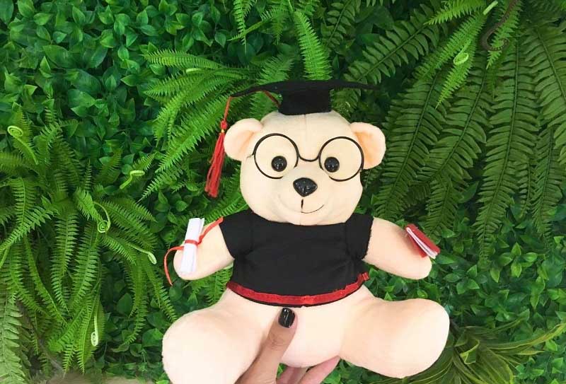 Gấu bông là biểu tượng không thể thiếu trong ngày lễ tốt nghiệp