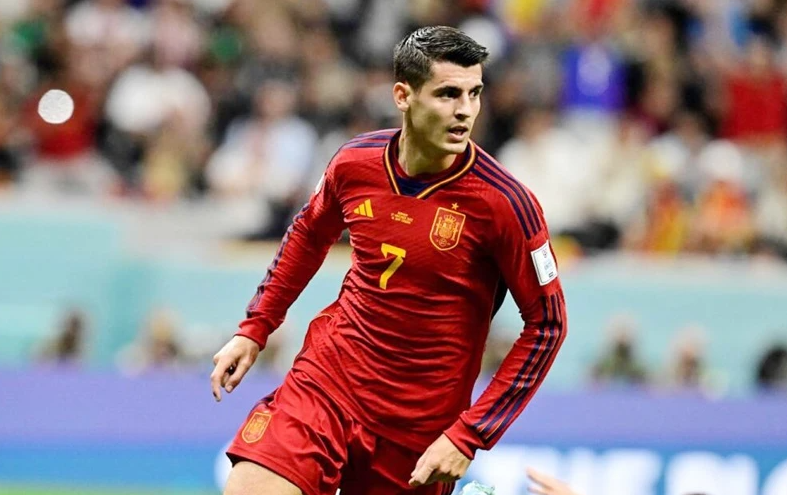 Tiền đạo Morata đã nhận phải nhiều lời chỉ trích nặng nề từ mọi phía