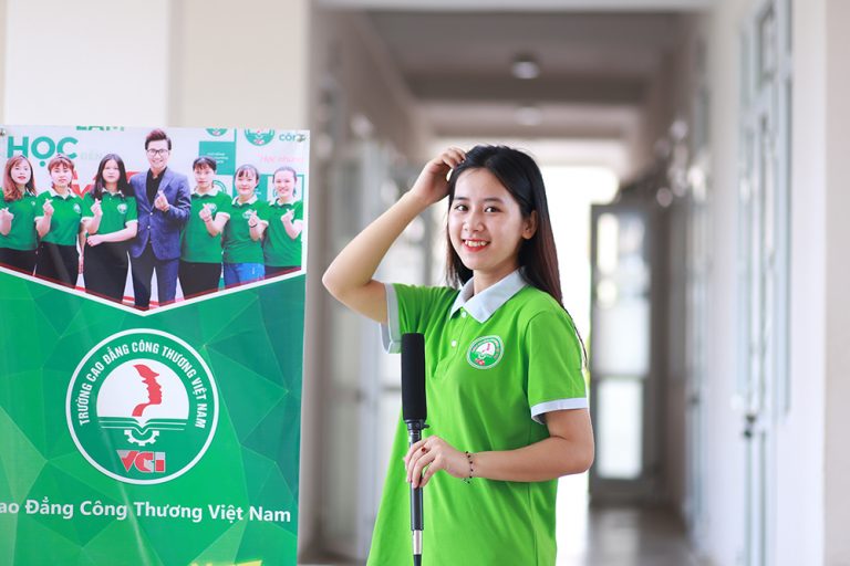 Sinh viên ngành báo chí Trường Cao đẳng Công Thương Việt Nam VCI thực hành tác nghiệp dẫn chương trình và phỏng vấn