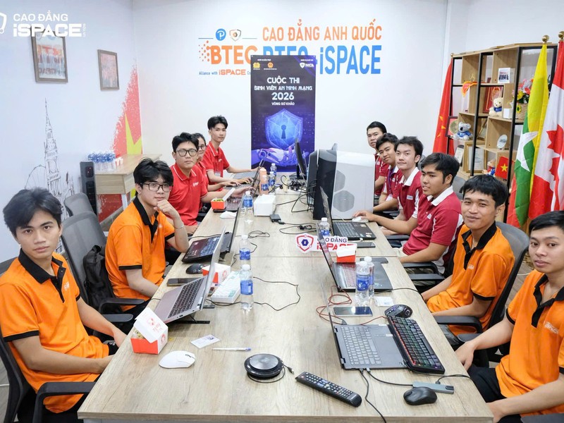 sinh viên iSPACE làm việc trên máy tính trong hoạt động liên quan đến cuộc thi Sinh viên An ninh mạng 2026