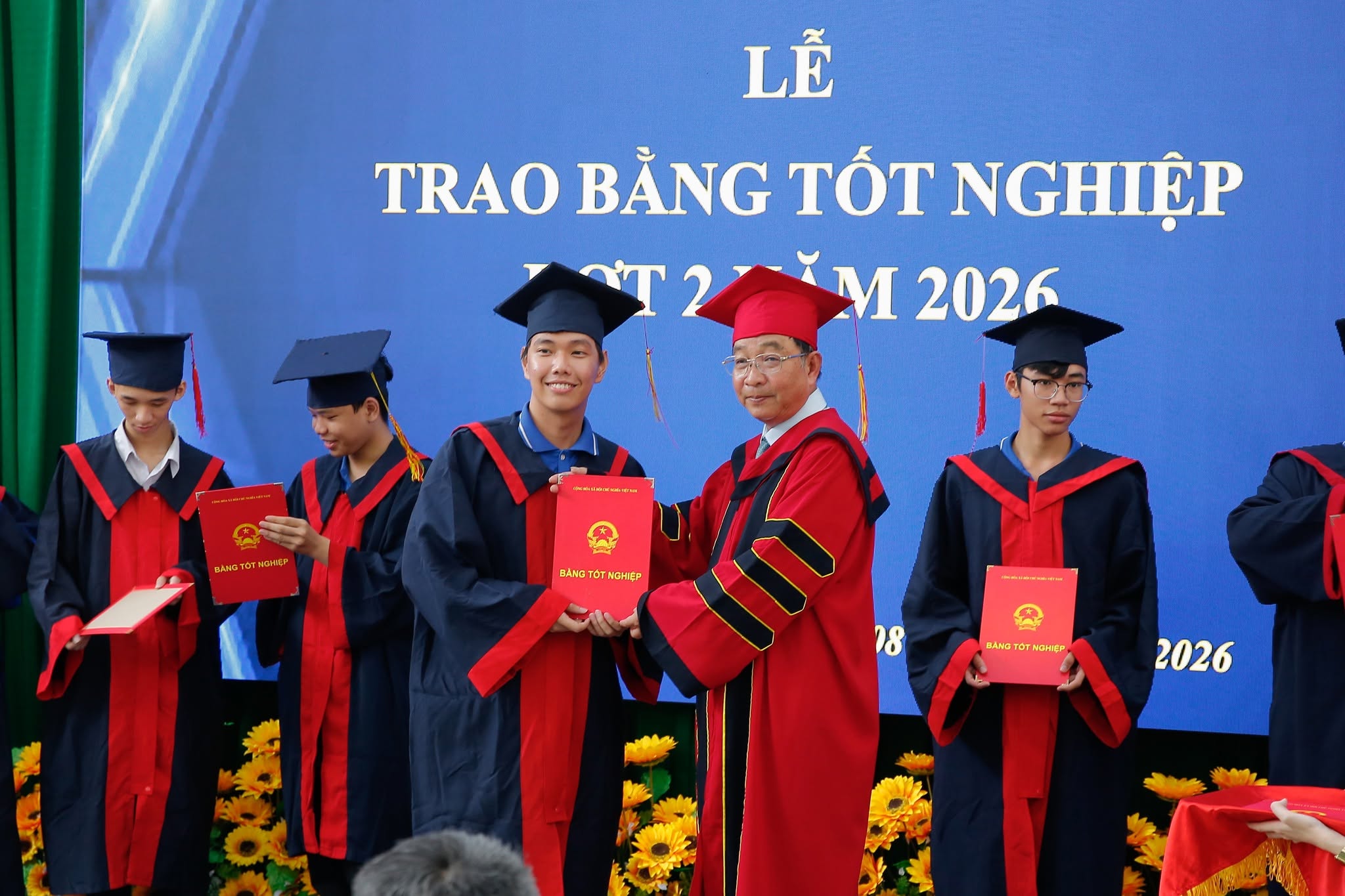 Hiệu trưởng Trường Cao đẳng Thủ Thiêm trao bằng trong Lễ tốt nghiệp năm 2026.