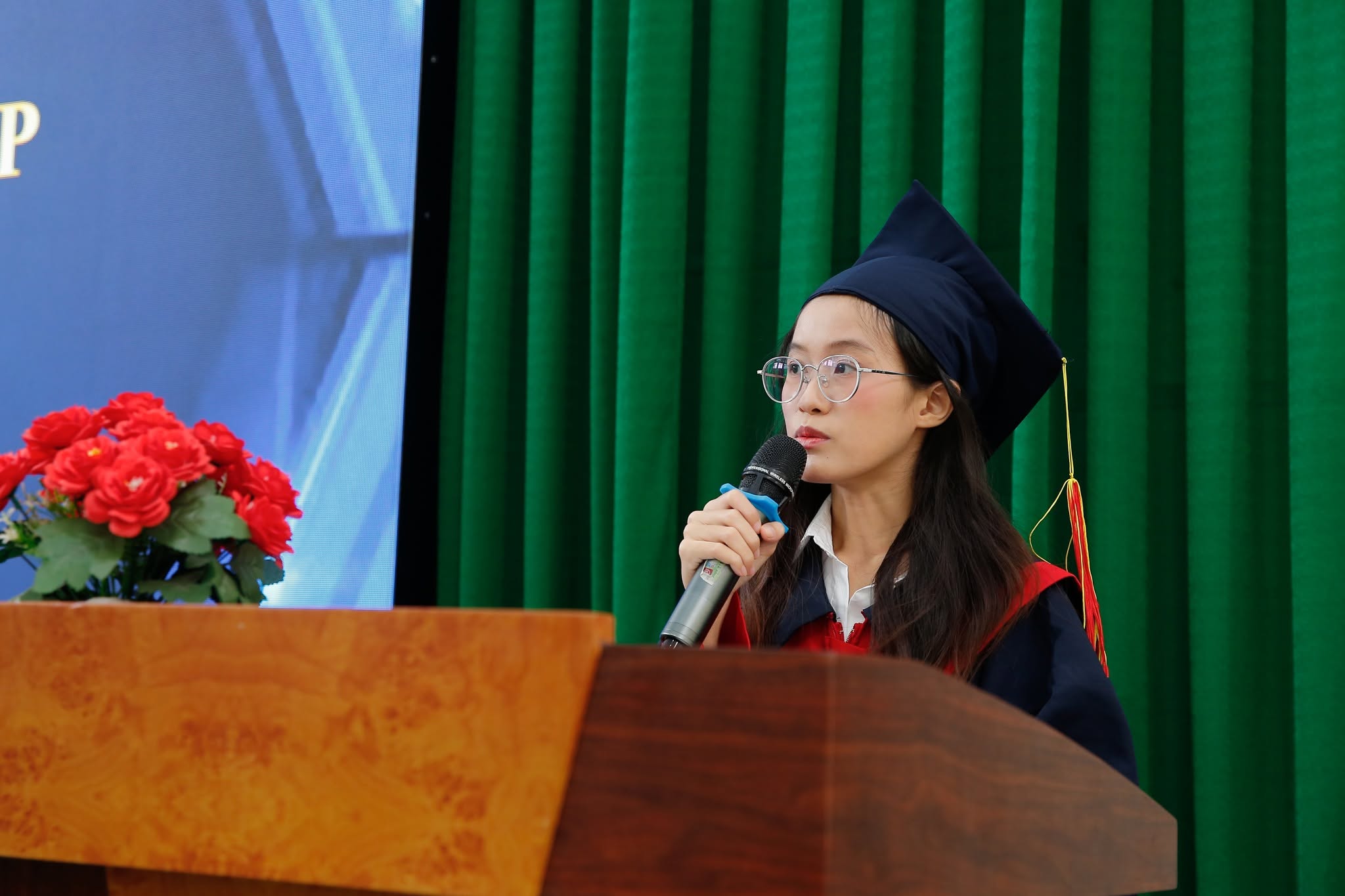 Tân khoa Huỳnh Ngọc Mỹ Anh phát biểu trong Lễ tốt nghiệp Cao đẳng Thủ Thiêm năm 2026.