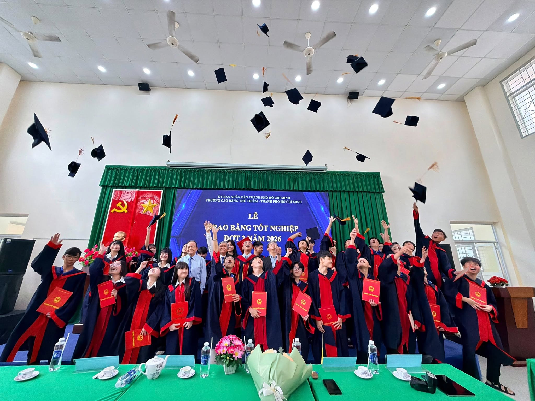 Sinh viên tung nón trong Lễ tốt nghiệp đợt 2 năm 2026 tại Trường Cao đẳng Thủ Thiêm TP.HCM.