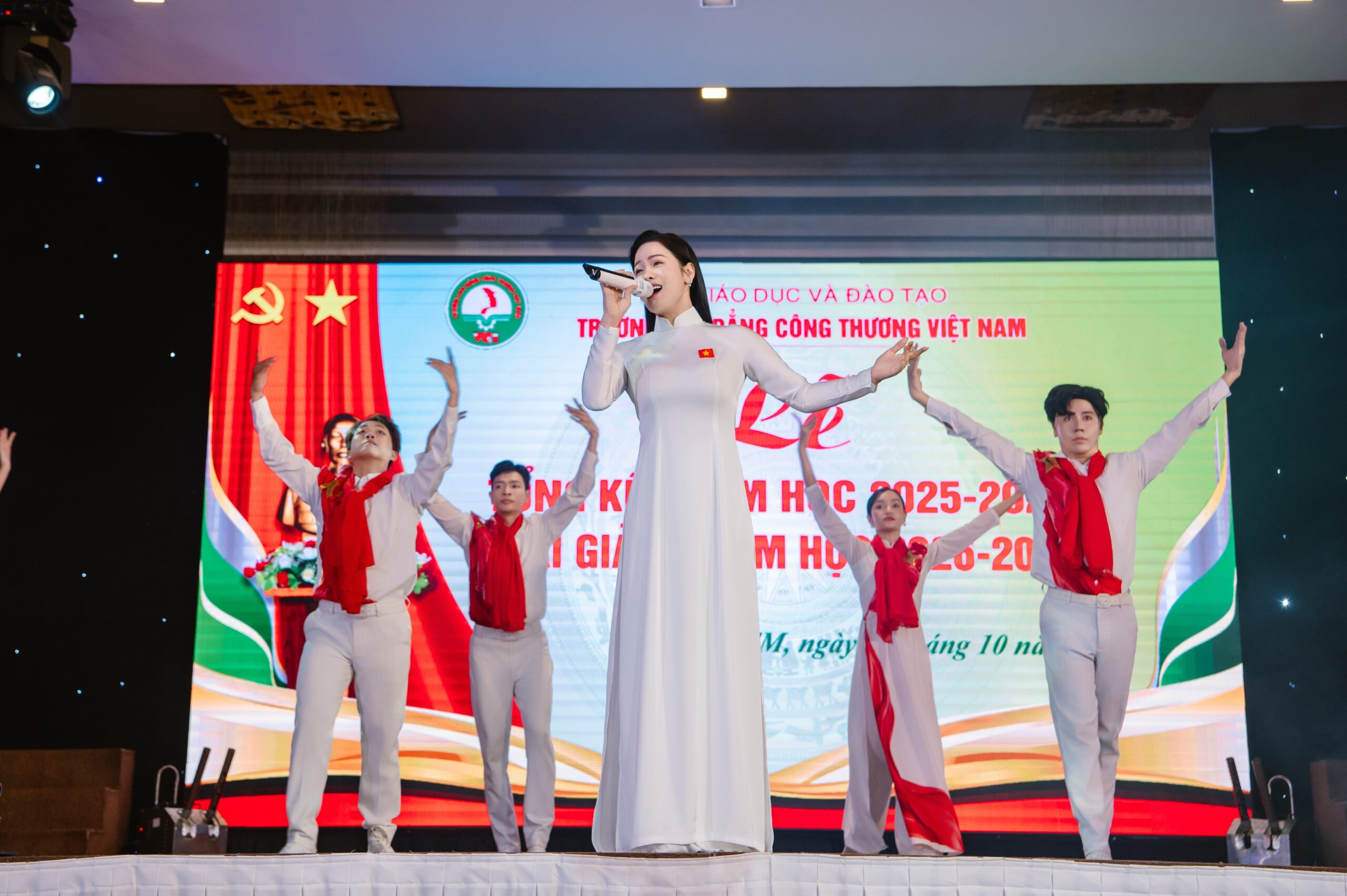 Ca sĩ Nhật Kim Anh tham gia buổi lễ tổng kết và khai giảng tại VCI 