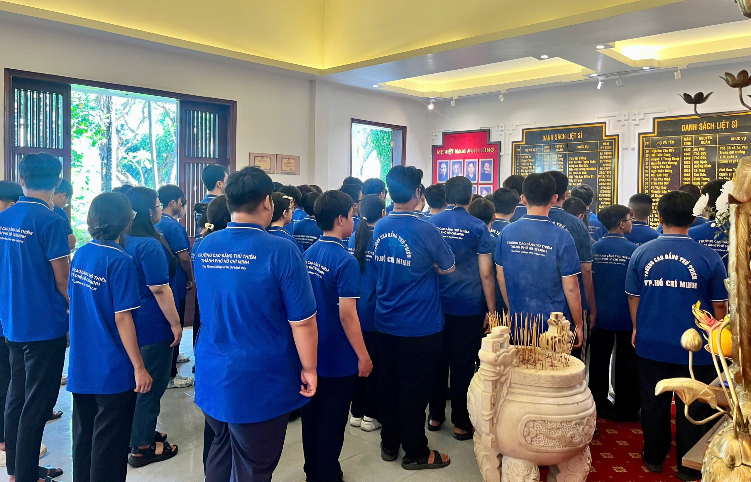 Sinh viên trực tiếp đến các địa điểm tưởng niệm giúp HSSV có thêm góc nhìn thực tế về lịch sử, từ đó kết nối kiến thức đã học
