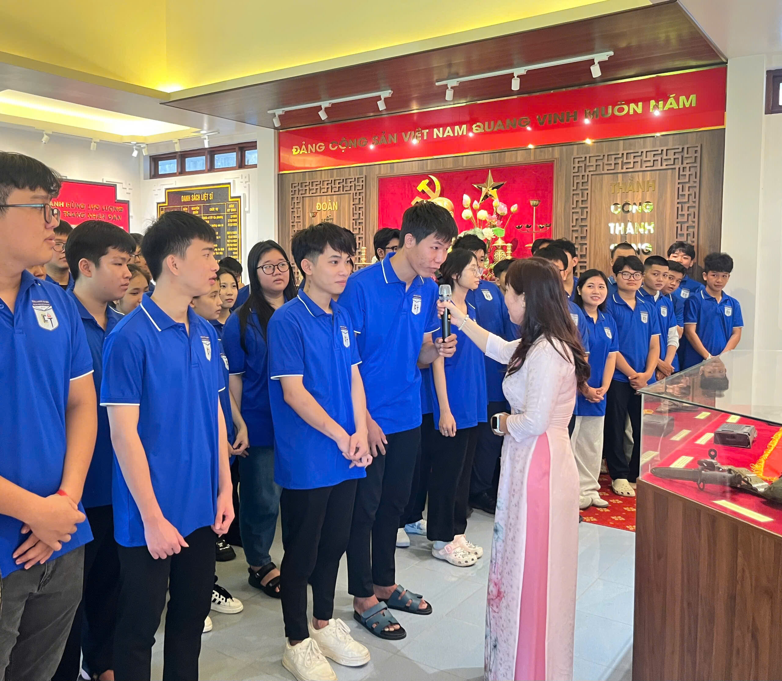Sinh viên tham gia thể hiện lòng thành kính và biết ơn đối với những thế hệ đi trước