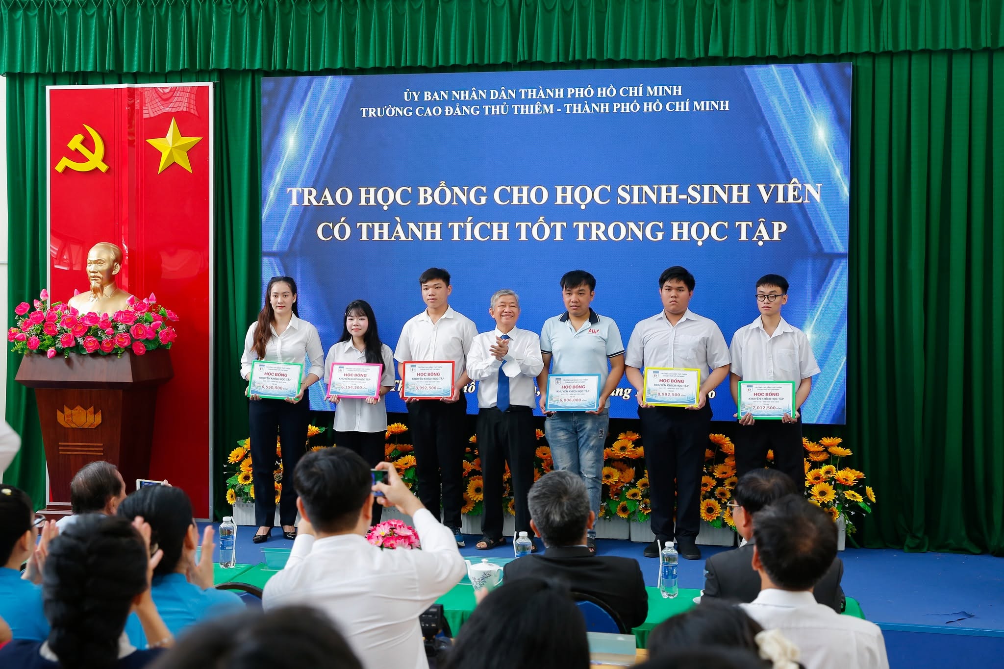 Trường Cao đẳng Thủ Thiêm trao học bổng cho sinh viên có thành tích xuất sắc năm 2026.