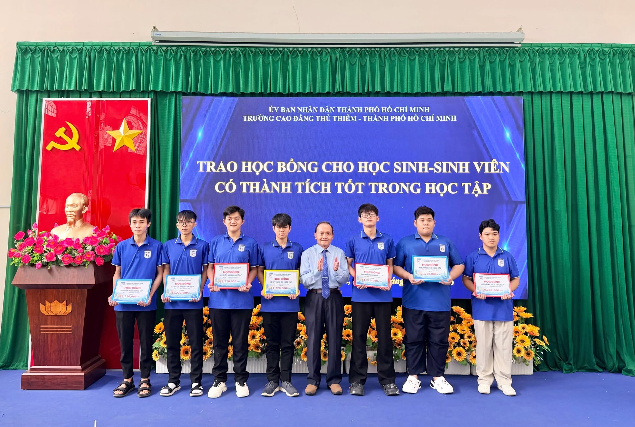 Buổi lễ diễn ra trong không khí trang trọng, chúc mừng hơn 110 tân khoa hoàn thành hành trình học tập.