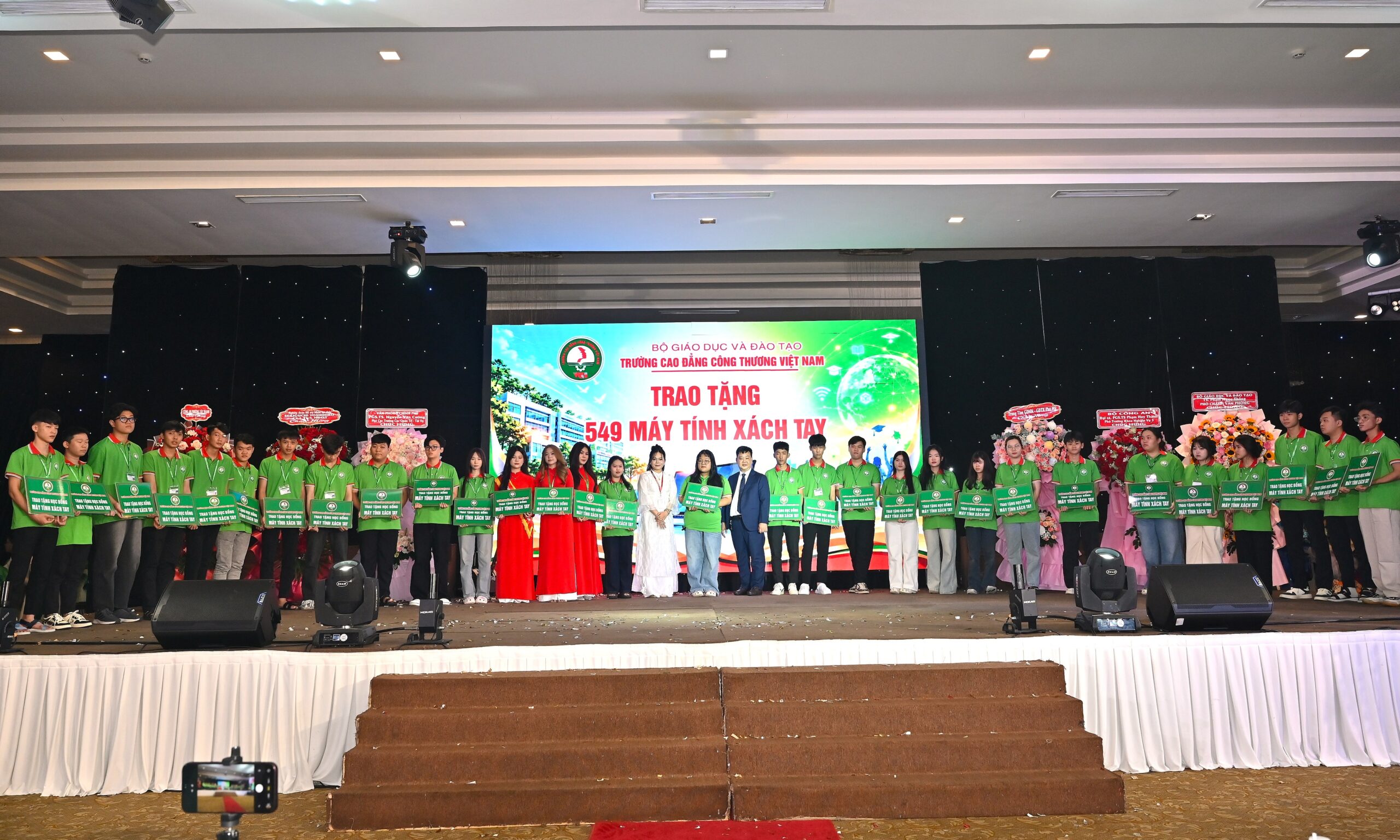 Trao tặng máy tính cho 549 học sinh nhập học đầu tiên tại VCI 