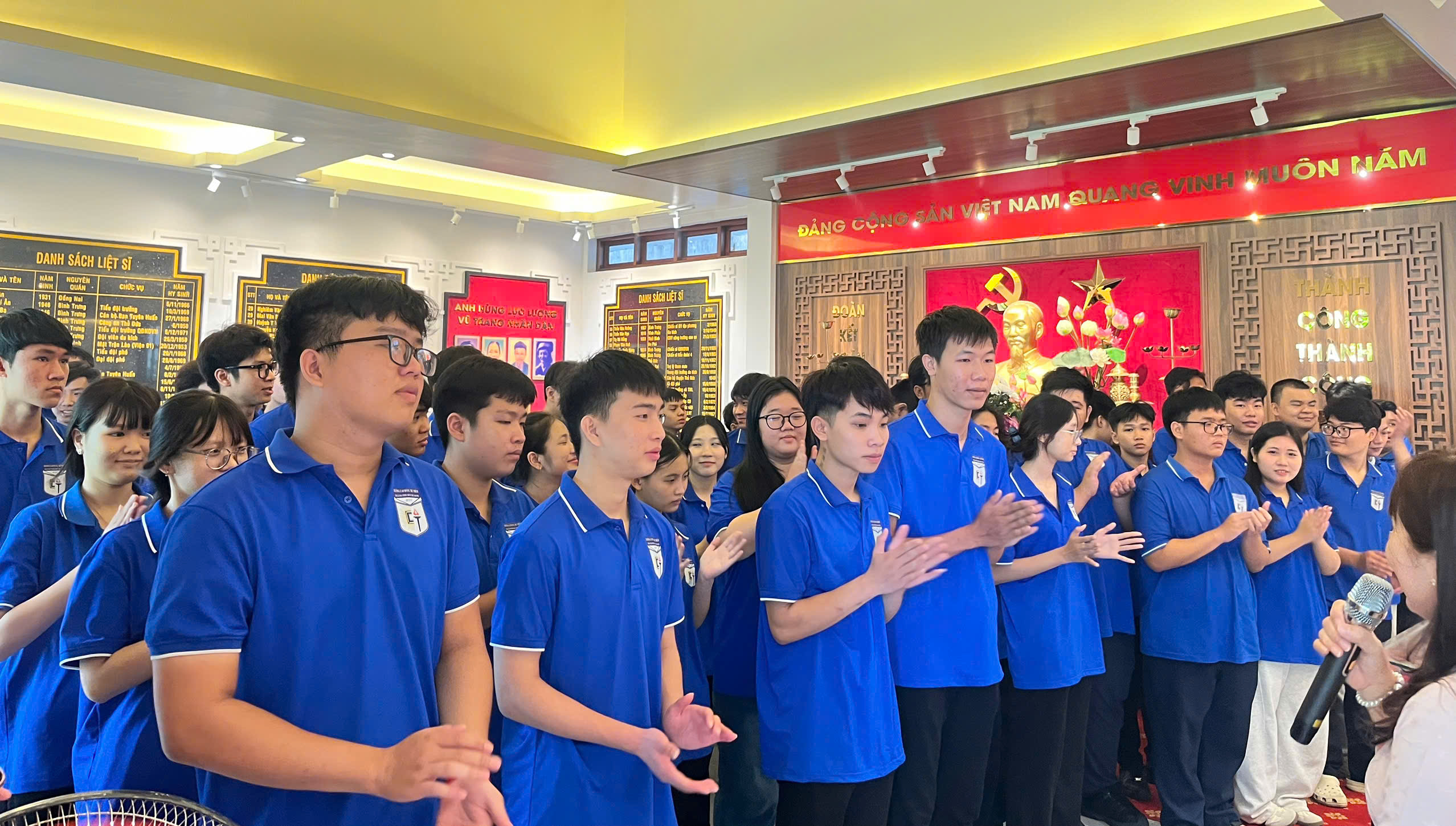 Đoàn Trường Cao đẳng Thủ Thiêm về nguồn tại Đền tưởng niệm liệt sĩ Bình Trưng.